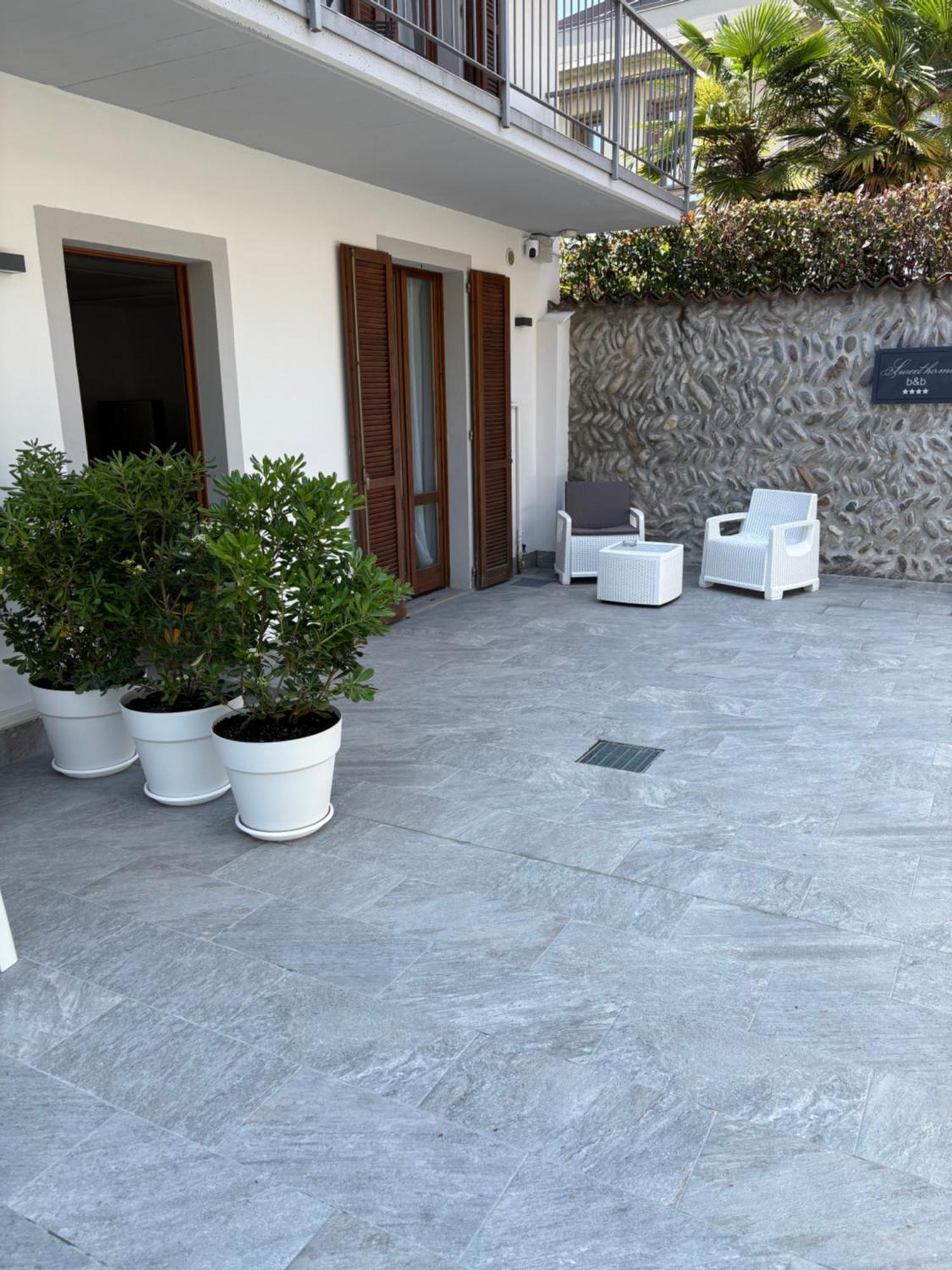 Sweet Home... Parking Inside Azzano San Paolo Buitenkant foto